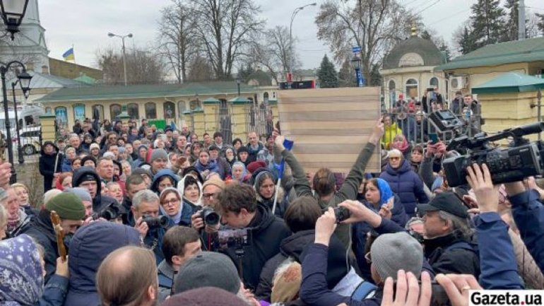 Scuffle erupts between activists and supporters of the UOC-MP in Kyiv Pechersk Lavra - фото 1