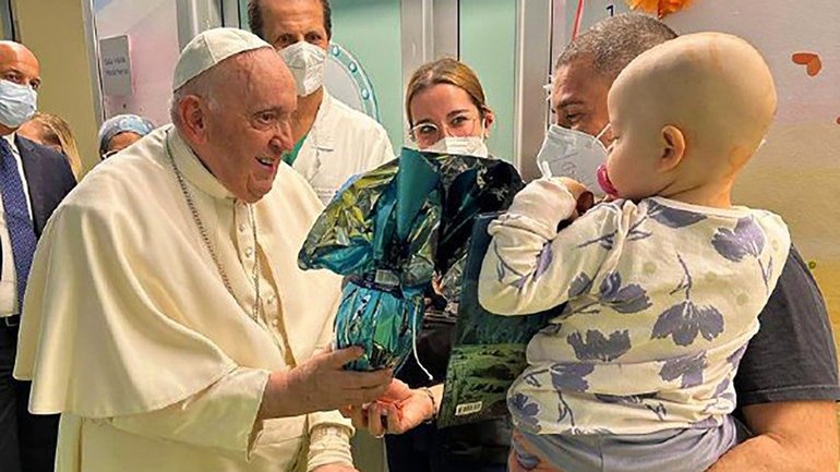 Папа відвідав дитяче онкологічне відділення та охрестив немовля - фото 1