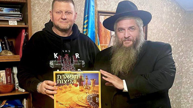 Rabbi Azman presented Zaluzhny with matzah prepared according to an old recipe - фото 1