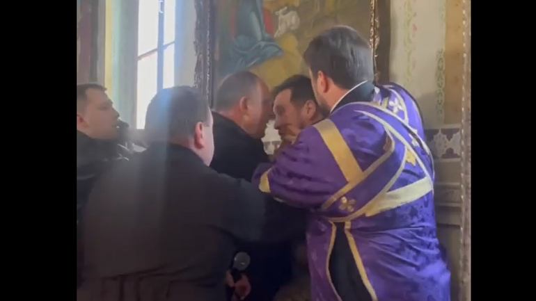 Priests of the UOC-MP beat up a Ukrainian soldier in a church in Khmelnitsky - фото 1