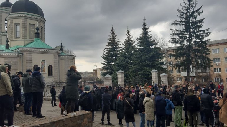 У Хмельницькому зібралась акція під храмом УПЦ МП. В ОВА закликали знизити градус напруги - фото 1