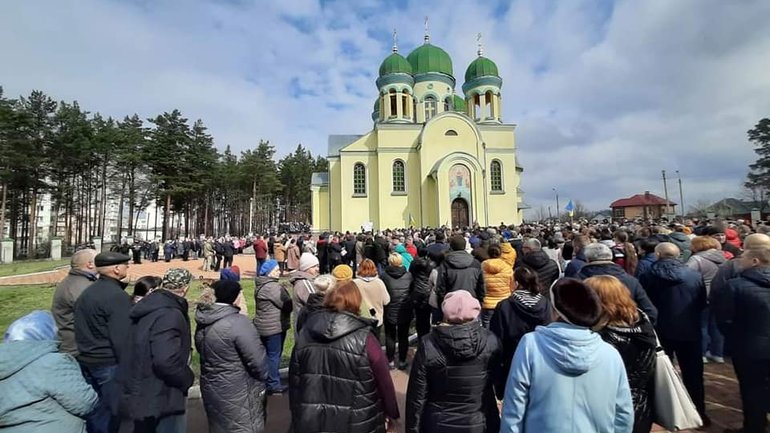 На Житомирщині священик УПЦ МП вдарив по голові хлопчика, який тримав прапор України, – поліція відкрила справу - фото 1