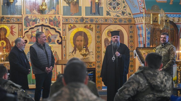 Metropolitan Epifaniy and Michael Pompeo visit wounded defenders of Ukraine - фото 1