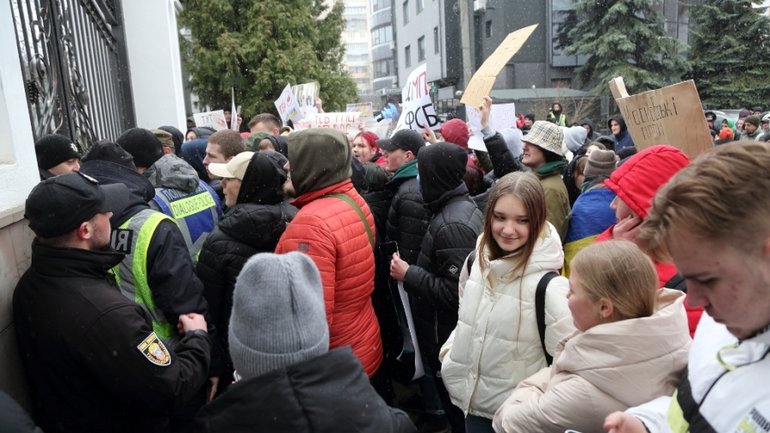 «Московські попи – спонсори війни»: у Тернополі кілька сотень людей вийшли на протест проти УПЦ МП - фото 1
