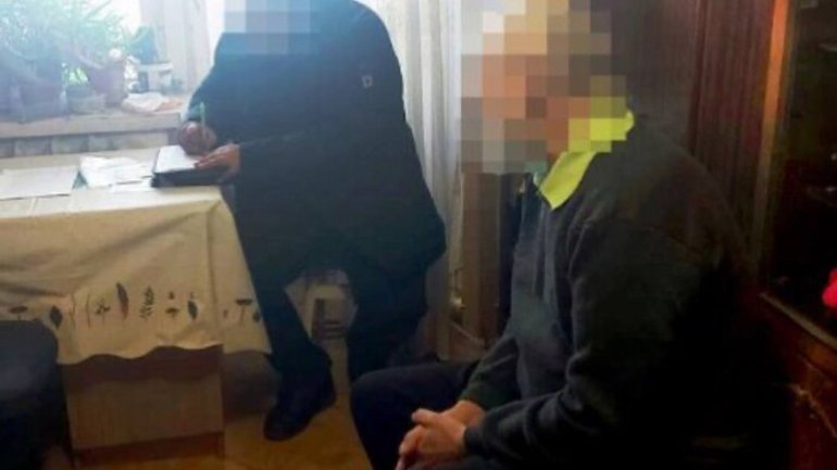 Священику УПЦ МП, який вдарив по голові хлопчика із прапором України, повідомили про підозру - фото 1