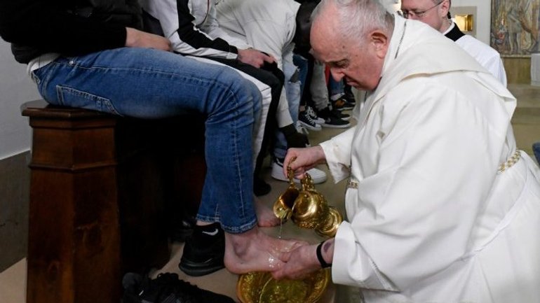 Папа омив ноги дванадцятьом неповнолітнім в’язням - фото 1