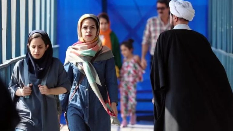 В Ірані встановили камери, щоб виявляти жінок без хіджабу - фото 1
