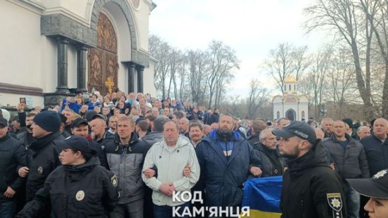 Біля собору в Кам'янці-Подільському, де відбулися сутички, знову збираються активісти - фото 1