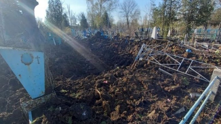 Росіяни обстріляли кладовище у Краматорську, зруйновані та пошкоджені 40 могил - фото 1