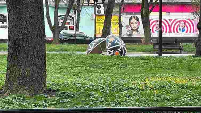 П'яний чоловік розбив декоративне пасхальне яйце в центрі Тернополя - фото 1