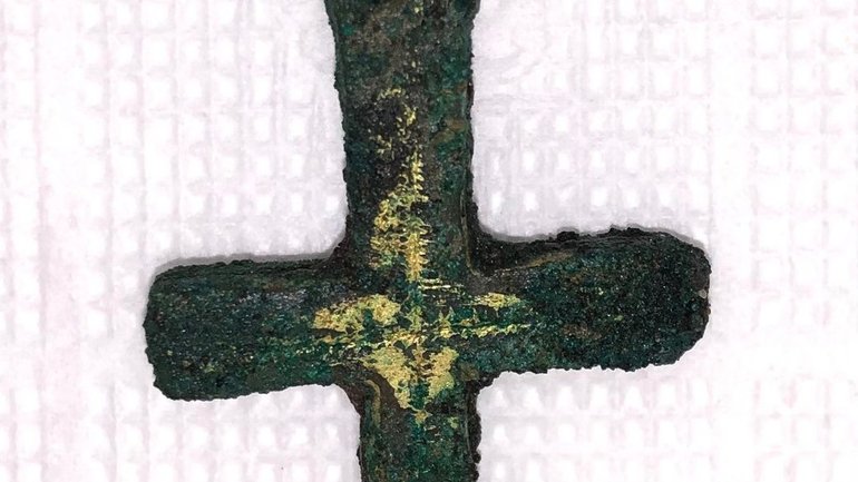 Під час розкопок на Волині археологи знайшли позолочений хрест-енколпіон - фото 1