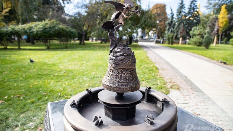 Вандалу, який на Великдень викрадав скульптурку фонтана із Володимирської гірки, загрожує тюрма - фото 1