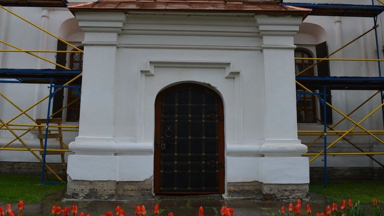 У Трапезній церкві в Софії Київській встановили дубові двері замість ДСП - фото 1