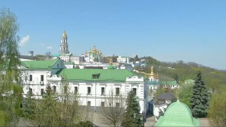 Police guard the buildings of the Lavra already returned to the state - фото 1