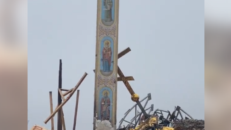 В Марьинке полностью разрушен храм УПЦ МП, уцелела только колонна с ликами святых - фото 1