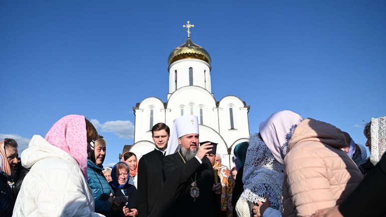 Митрополит Епіфаній звершив молебень за Україну в храмі, громада якого доєдналася до ПЦУ - фото 1