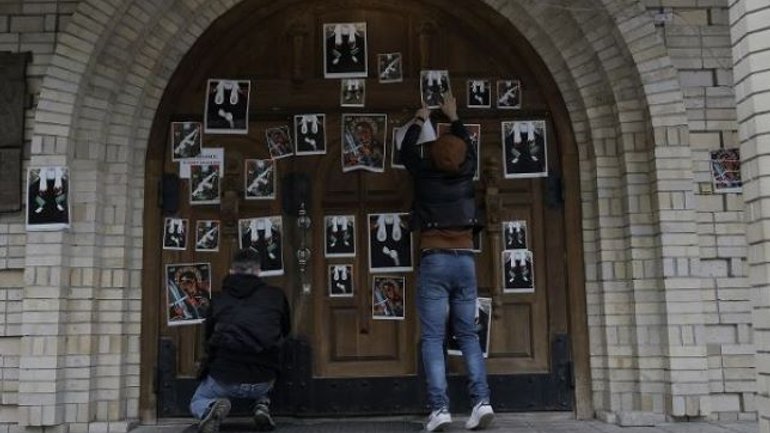 Вхід до собору УПЦ МП в Черкасах обклеїли плакатами Кирила з кулеметом - фото 1
