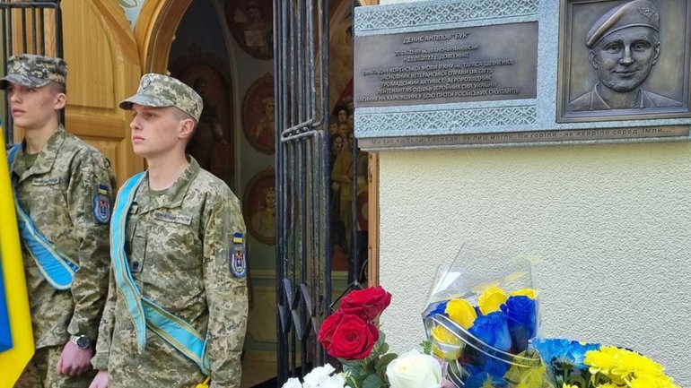 Владика УГКЦ освятив дошку пам’яті добровольця Дениса Антіпова на Аскольдовій могилі - фото 1