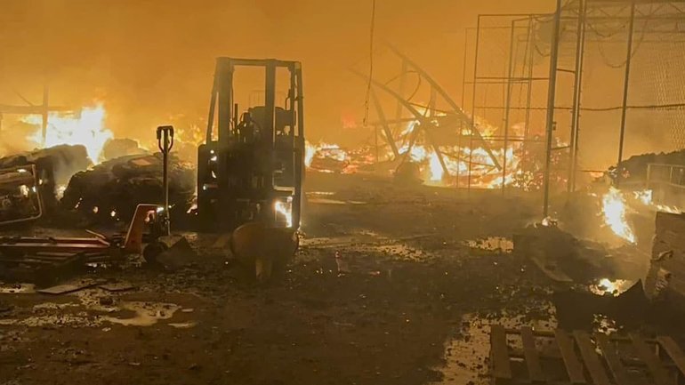 В Тернополе в результате ракетного удара полностью сгорел склад Благотворительного фонда «Свет Реформации» - фото 1