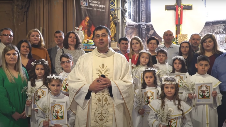 Діти після Першого Причастя молилися за повернення костелу св. Миколая у Києві - фото 1