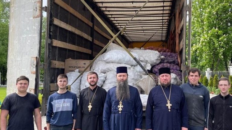 Священики УПЦ МП з Волині відправили до Херсону 20 тонн гуманітарної допомоги - фото 1