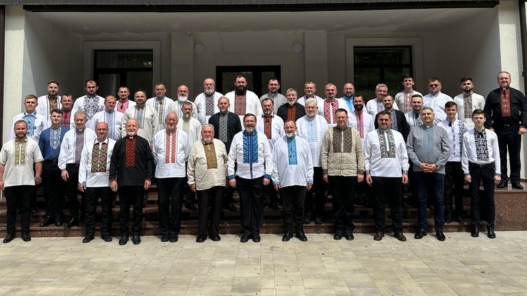 Bishops of the UGCC from across Ukraine took a group photo in Zarvanytsia on Vyshyvanka Day - фото 1