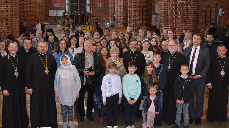 Єпископи Постійного Синоду УГКЦ зустрілися з українською молоддю у Вроцлаві - фото 1