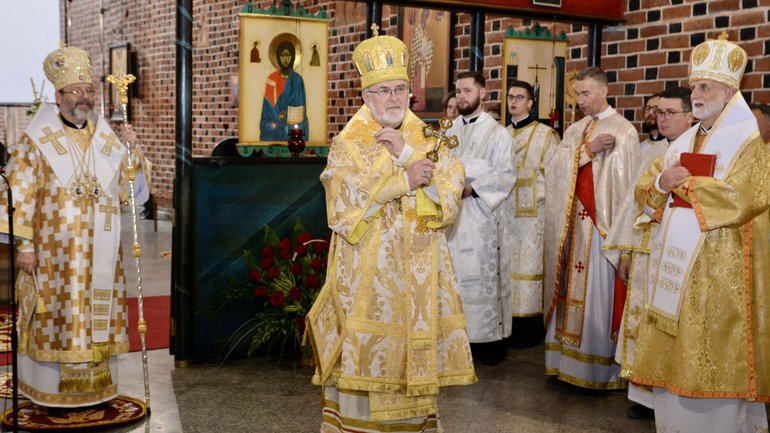 Глава УГКЦ привітав владику Володимира Ющака з 40-річчям священства - фото 1