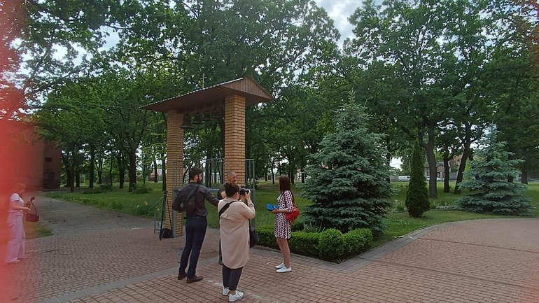 Втекли до приїзду поліції. У Кропивницькому представники УПЦ МП намагались зрізати дзвони у чужому храмі - фото 1