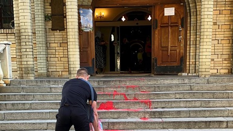 У Черкасах входи до собору УПЦ МП облили червоною фарбою - фото 1