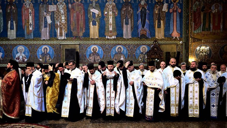 Православні священники беруть участь у церемонії винесення мощей святих Кирила і Мефодія у храмі Святої Неділі в Софії, Болгарія, 23 травня 2022 року. - фото 1