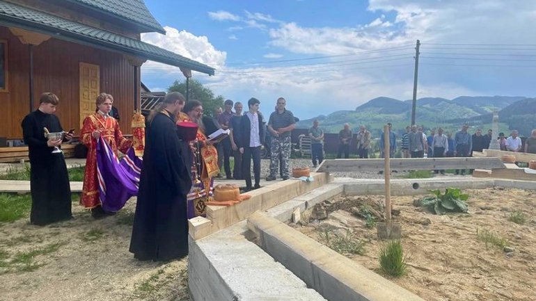 Скандальний єпископ УПЦ МП Никита заклав камінь для будівництва нового храму на Буковині - фото 1