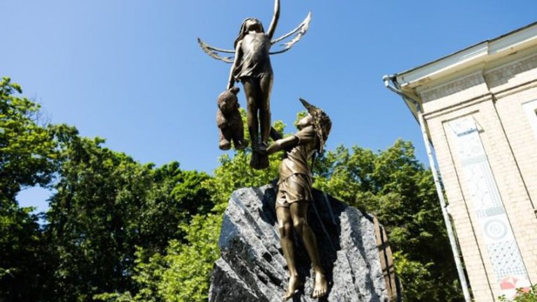 "Маленьким янголам, які ніколи не стануть дорослими": у Харкові відкрили пам'ятник дітям - жертвам війни - фото 1