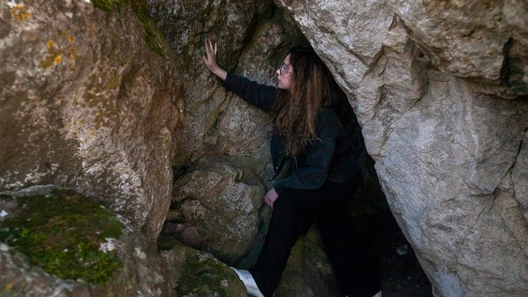 Вхід до печери прикрашають загадкові хрести - фото 1