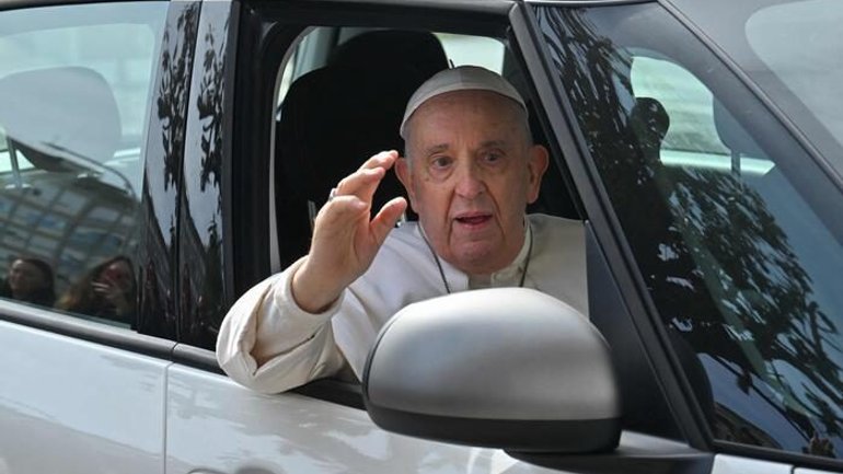 Папа Франциск знову пройшов планове обстеження у клініці - фото 1