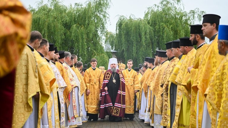 Предстоятель ПЦУ чолив Літургію у Свято-Георгіївському монастирі на Козацьких могилах - фото 1