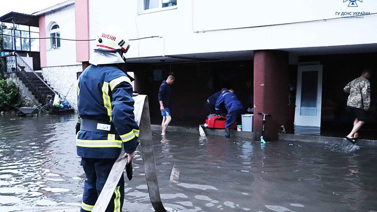 Дощі затопили церкву у місті Вишневе. У ДСНС Київщини розповіли про наслідки негоди - фото 1