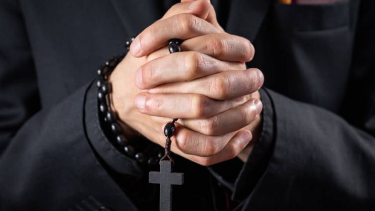 Власники ресторану у США найняли фіктивного священика, щоб дізнаватися про "гріхи" персоналу - фото 1