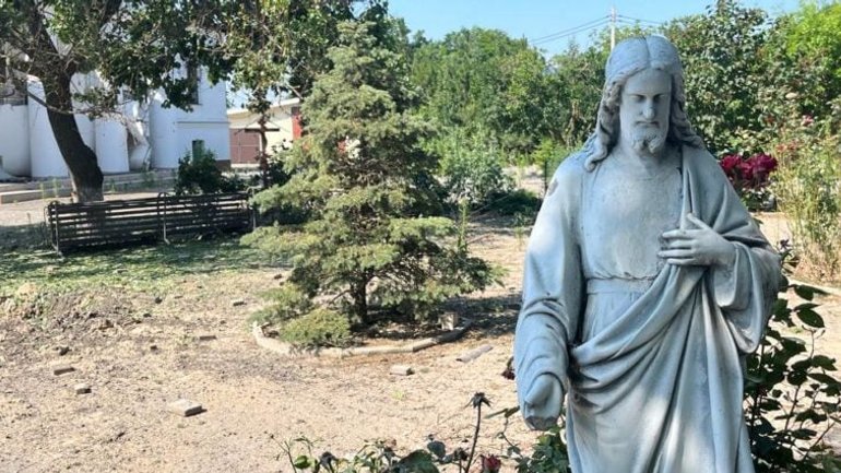 Russian forces shelled the residence of the Ukrainian Orthodox Church in Kherson - фото 1