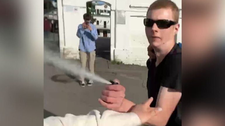 Палку захисницю УПЦ МП Кохановську травмували сльозогінним газом - фото 1