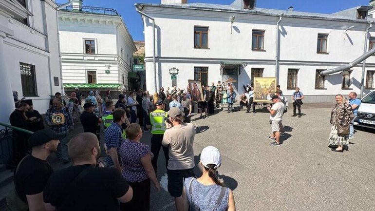 UOC-MP activists prevented the Ministry of Culture Commission from entering the Lavra - фото 1