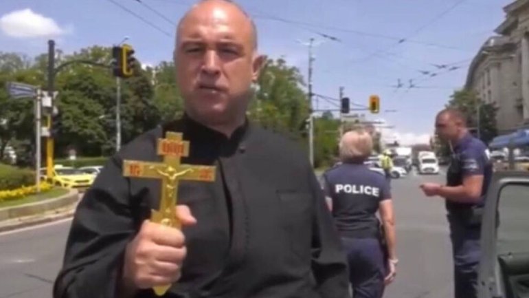 У Болгарії псевдосвященик з хрестом накинувся на кортеж Зеленського - фото 1