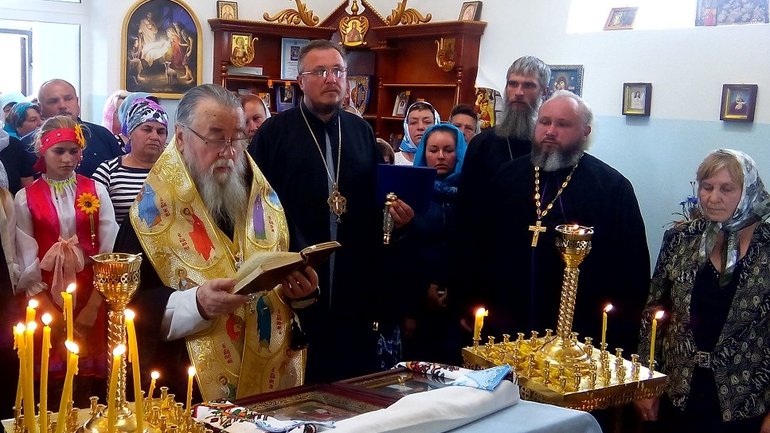 Два любителі росії: Митрополит Іриней Середній (крайній зліва) та священик Олександр Лунєгов (з жовтим Хрестом) - фото 1