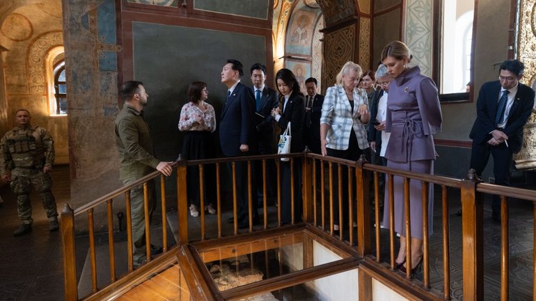 Президенты и первые леди Украины и Республики Корея посетили Софийский собор в Киеве - фото 1