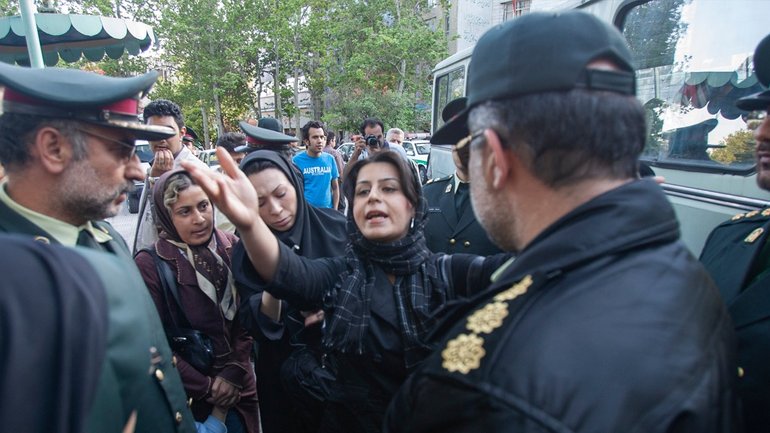 В Ірані «поліція моралі» знову контролюватиме носіння хіджабу - фото 1