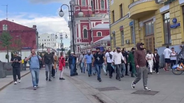 У російському Замоскворіччі мусульмани протестували проти рейдів поліції у мечетях - фото 1