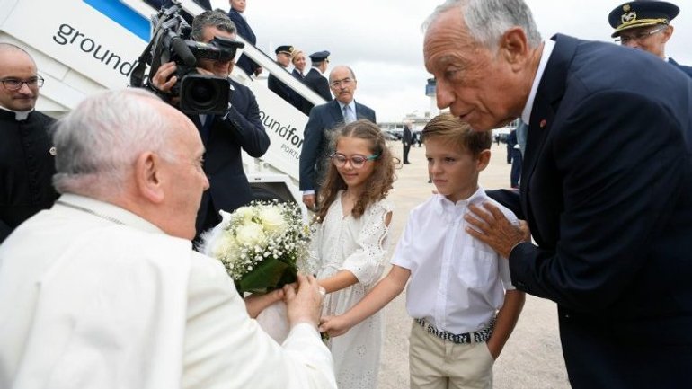 Папа Франциск прибув у Португалію - фото 1