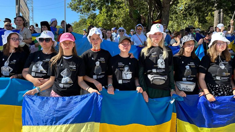 Ukrainian youth joined the Pope in Stations of the Cross wearing attire with portraits of children killed by Russia - фото 1