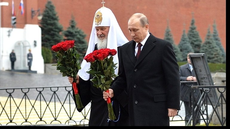 Patriarch of the Russian Orthodox Church Kirill and Russian President Vladimir Putin lay flowers at the monument to Kuzma Minin and Dmitry Pozharsky in Moscow on Nov. 4. - фото 1