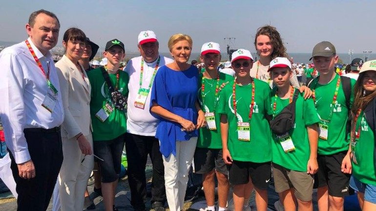 Перша леді Польщі у Лісабоні  зустрілася з українськими паломниками - фото 1